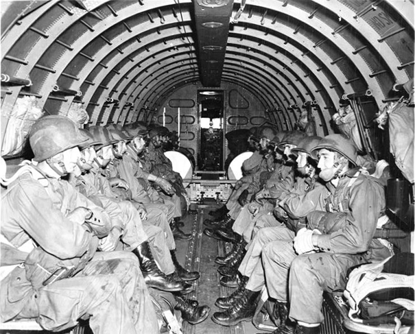 USA armádní parašutisté uvnitř C-47